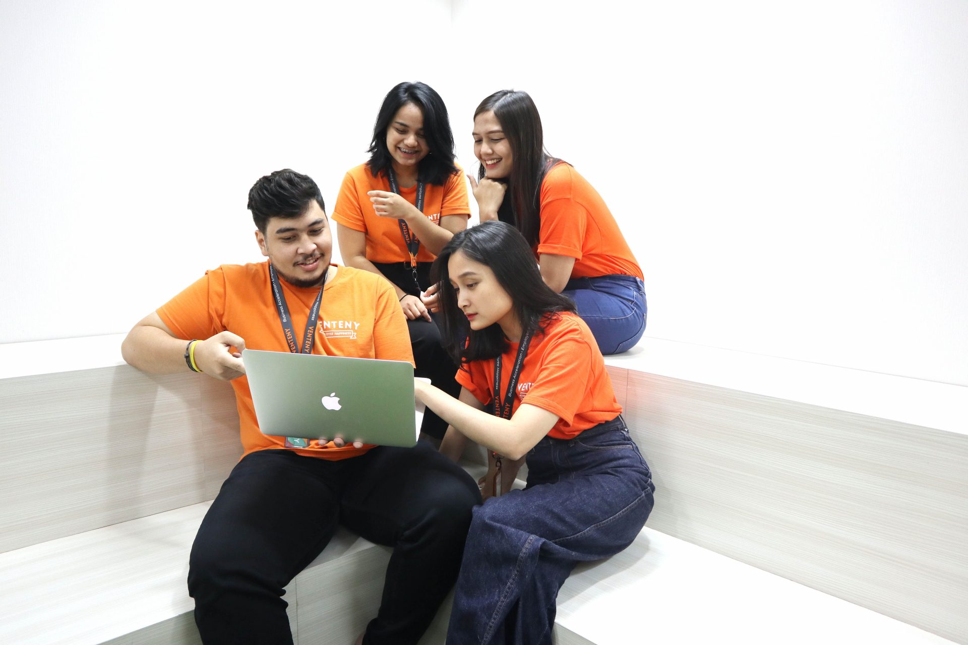 Uncovering Corporate Strategy to Become the Target of Jobseekers